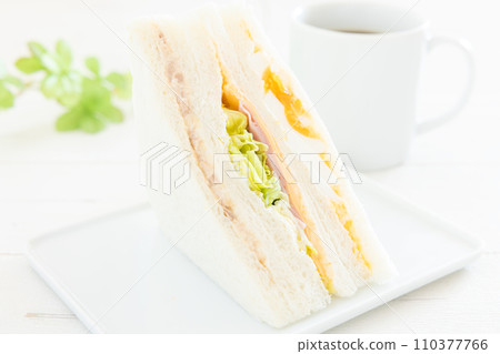 美味的混合三明治和咖啡早晨 110377766
