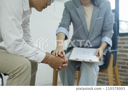 Psychiatrist or counselor holding the patient's hand to comfort and encourage. 110378003