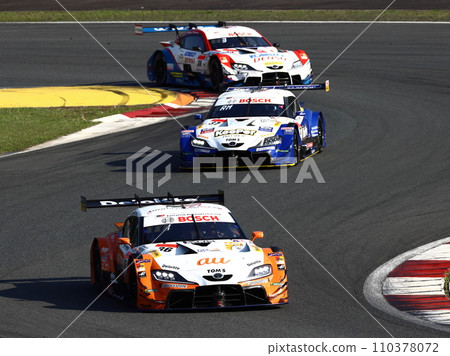 三輛賽車在賽道上行駛 三輛賽車在賽道上行駛 110378072