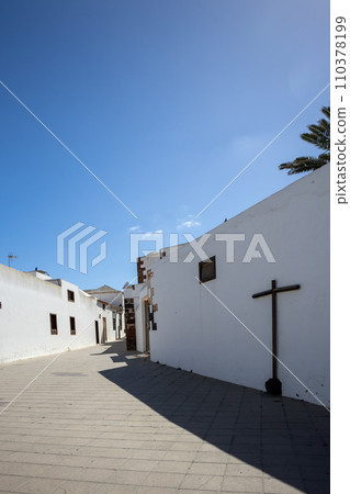 White architecture and blue sky, Teguise, Lanzarote 110378199