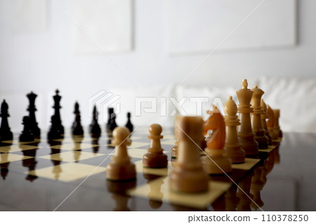 國際象棋棋盤和棋子的圖像剪切 110378250