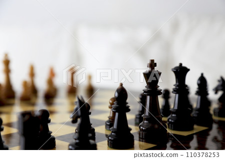 國際象棋棋盤和棋子的圖像剪切 110378253