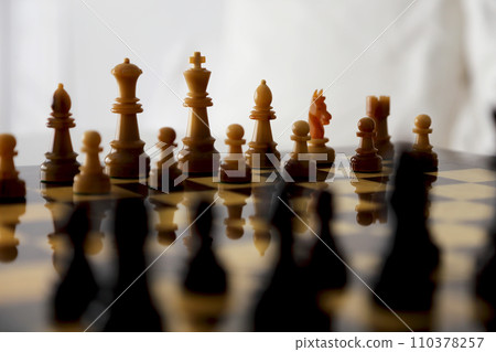 國際象棋棋盤和棋子的圖像剪切 110378257