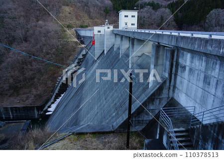 Mano Dam embankment 110378513