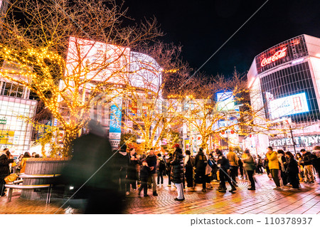 日本元旦的東京城市景觀...澀谷的八公廣場很擁擠。很多都是外國遊客...=2020年1月1日 日本元旦的東京城市景觀...澀谷的八公廣場很擁擠。很多都是外國遊客...=2020年1月1日 110378937