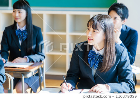 穿制服的高中生在教室裡學習 110379059