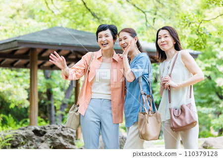 中年婦女揮手，女孩的旅行形象 110379128