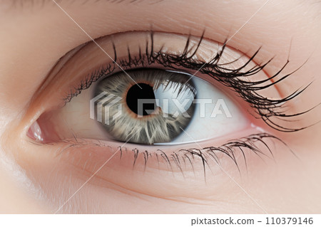 一位化妝的年輕女子的眼睛放大。天然化妝品和眼睛外觀的概念。 《AI圖像生成》 110379146