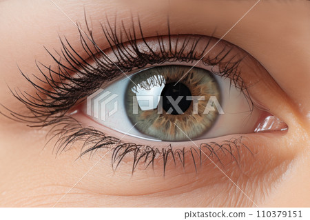 一位化妝的年輕女子的眼睛放大。天然化妝品和眼睛外觀的概念。 《AI圖像生成》 110379151