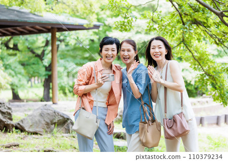 Sightseeing for middle-aged girls Image of a girls' trip Sightseeing for middle-aged girls Image of a girls' trip 110379234