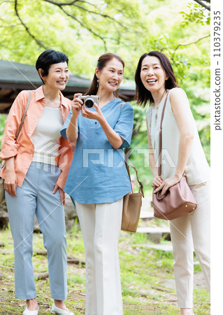 Sightseeing for middle-aged girls Image of a girls' trip Sightseeing for middle-aged girls Image of a girls' trip 110379235