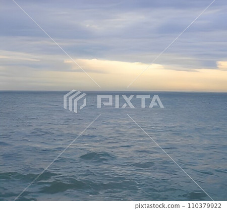 風停了的平靜的海面 風停了的平靜的海面 110379922