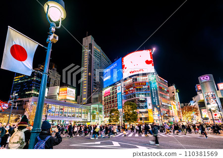 日本元旦的東京城市景觀…澀谷很擁擠。願新的一年是美好的時光... = 2020 年 1 月 1 日 日本元旦的東京城市景觀…澀谷很擁擠。願新的一年是美好的時光... = 2020 年 1 月 1 日 110381569