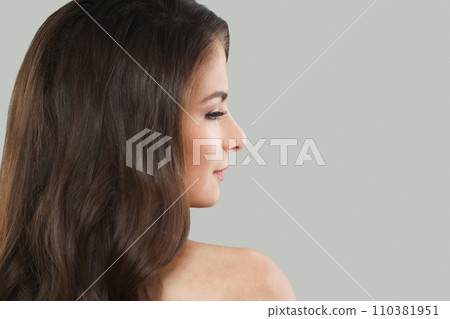 Pretty fashion model with dark healthy hairstyle, fresh clean skin  110381951