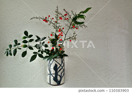 I decorated the wall with a flower vase I decorated the wall with a flower vase 110383903