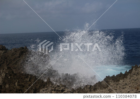 Rough sea water spray 110384078
