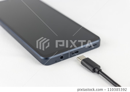 將 USB 連接線連接到智慧型手機的影像 110385392