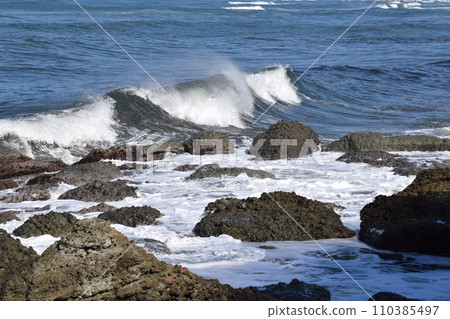 Rough waves of the Sea of Japan Shonai, Yamagata Prefecture Rough waves of the Sea of Japan Shonai, Yamagata Prefecture 110385497