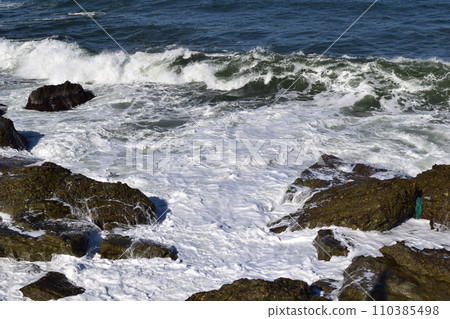 Rough waves of the Sea of Japan Shonai, Yamagata Prefecture 110385498