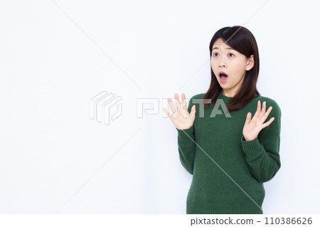 40 多歲的驚訝女人 110386626