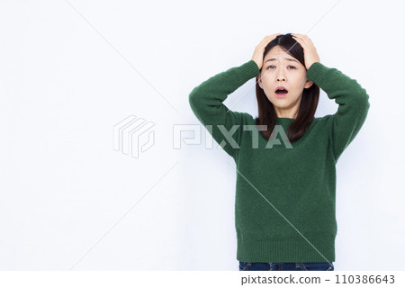 40多歲的女人抱著頭 40多歲的女人抱著頭 110386643