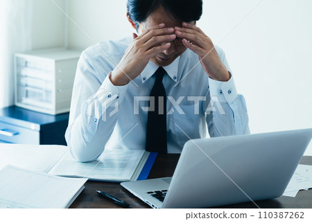 商人因長時間工作而疲憊不堪 110387262