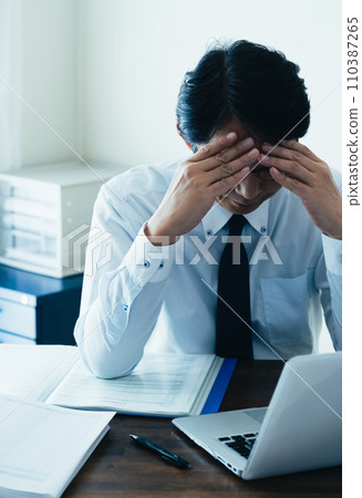 商人因長時間工作而疲憊不堪 110387265