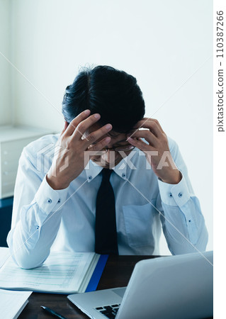 商人因長時間工作而疲憊不堪 110387266