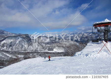 從白馬八方尾根滑雪場眺望山巒（日本長野縣北安郡白馬村） 110387405