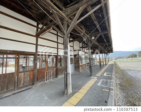 Matsushiro Station platform of the Nagano Electric Railway Yashiro Line, which has become an abandoned line and station Matsushiro Station platform of the Nagano Electric Railway Yashiro Line, which has become an abandoned line and station 110387513