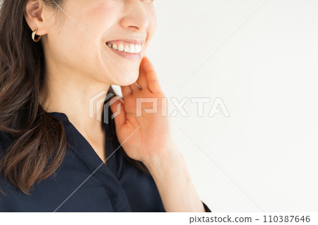 感覺滋潤的中年婦女。 （零件型號） 110387646