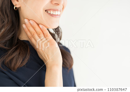 感覺滋潤的中年婦女。 （零件型號） 110387647