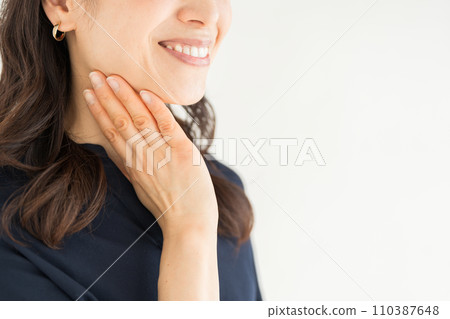 感覺滋潤的中年婦女。 （零件型號） 110387648