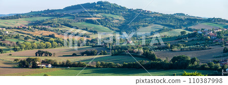 Panoramic beautiful rural landscape of Toscana. Green fields and meadows 110387998