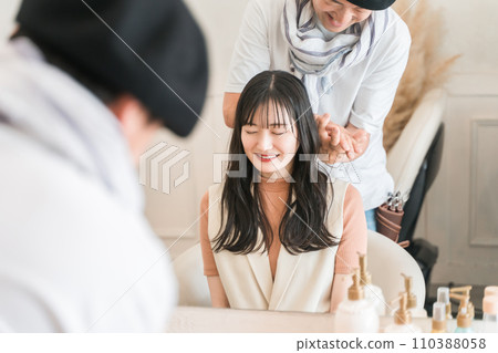Hairdresser and female customer massaging shoulders and neck at beauty salon/hair salon Hairdresser and female customer massaging shoulders and neck at beauty salon/hair salon 110388058