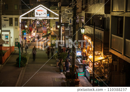 台東區「東京」谷中銀座商店街的夜晚 台東區「東京」谷中銀座商店街的夜晚 110388237