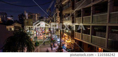 台東區「東京」谷中銀座商店街的夜晚 110388242