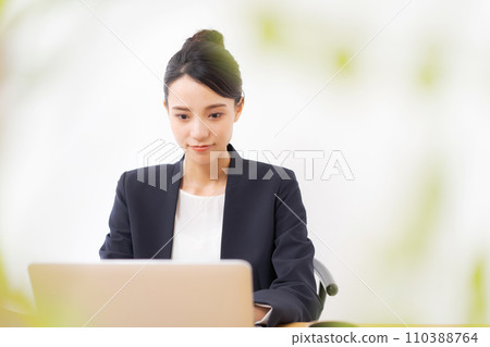 Business woman who operates a personal computer Business woman who operates a personal computer 110388764