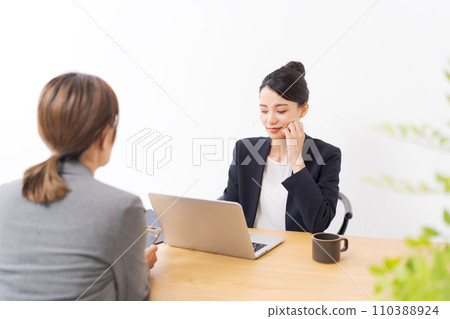 給出解釋的女商人 給出解釋的女商人 110388924