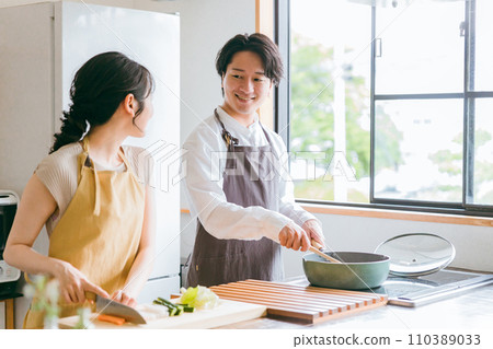 夫婦，夫婦，男人和女人，家庭主婦，妻子在廚房做飯 110389033