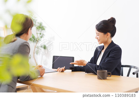 給出解釋的女商人 110389183