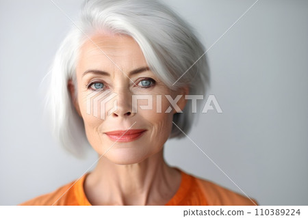 60 多歲女性肖像白色背景 9 AI 生成圖像 110389224