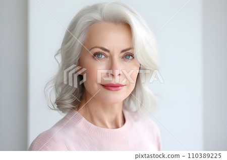 60 多歲女性肖像，白色背景 10，AI 生成圖像 110389225
