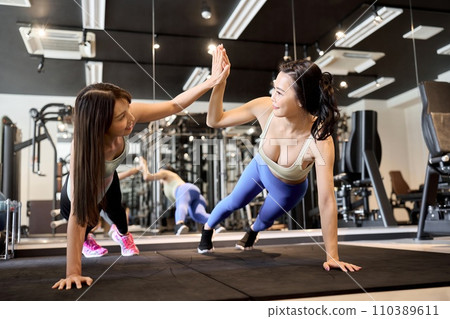 女人用高五平板支撐訓練她的核心 110389611