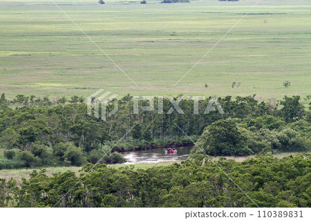從細岡展望台欣賞釧路濕原的夏季景色、大觀峰、獨木舟、釧路濕原、釧路川 從細岡展望台欣賞釧路濕原的夏季景色、大觀峰、獨木舟、釧路濕原、釧路川 110389831