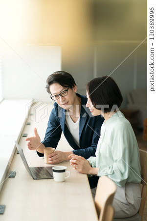 Couple having a meeting at a cafe 110389996