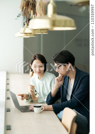 Couple having a meeting at a cafe 110389997