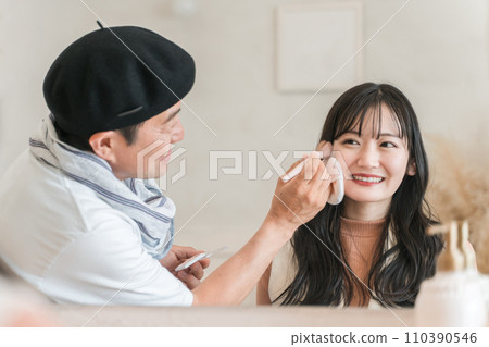 女演員、模特兒和偶像女性由髮型師和化妝師化妝(基礎) 女演員、模特兒和偶像女性由髮型師和化妝師化妝(基礎) 110390546