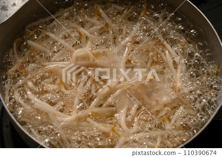 Boil the bean sprouts Boil the bean sprouts 110390674