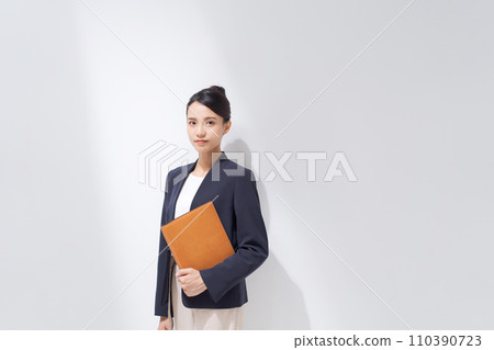 Businesswoman holding a file 110390723
